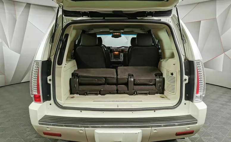 Cadillac Escalade 6.2 V8 АТ 4WD ESV (409 л.с.) Luxury ESV Белый