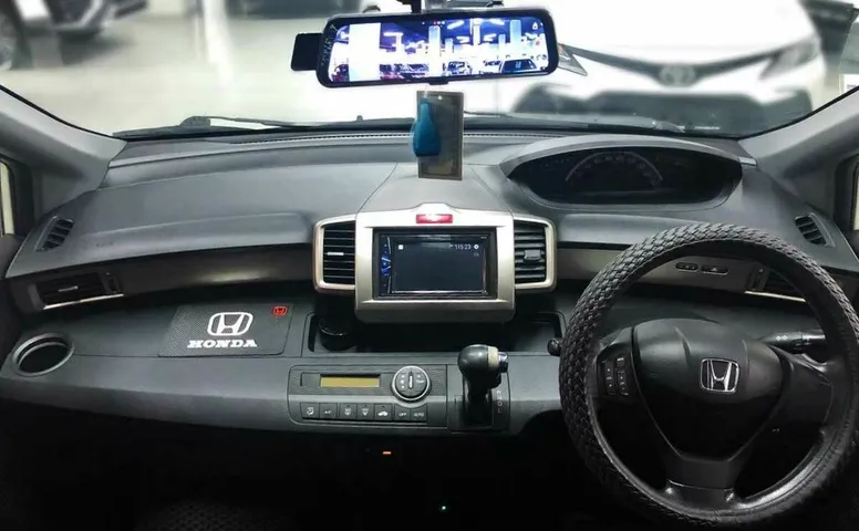 Honda freed spike i