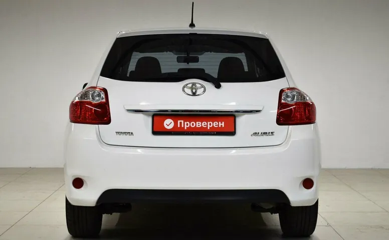 Toyota auris i рестайлинг