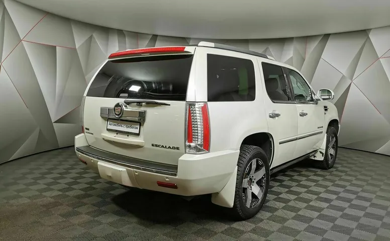 Cadillac Escalade 6.2 V8 АТ 4WD ESV (409 л.с.) Luxury ESV Белый