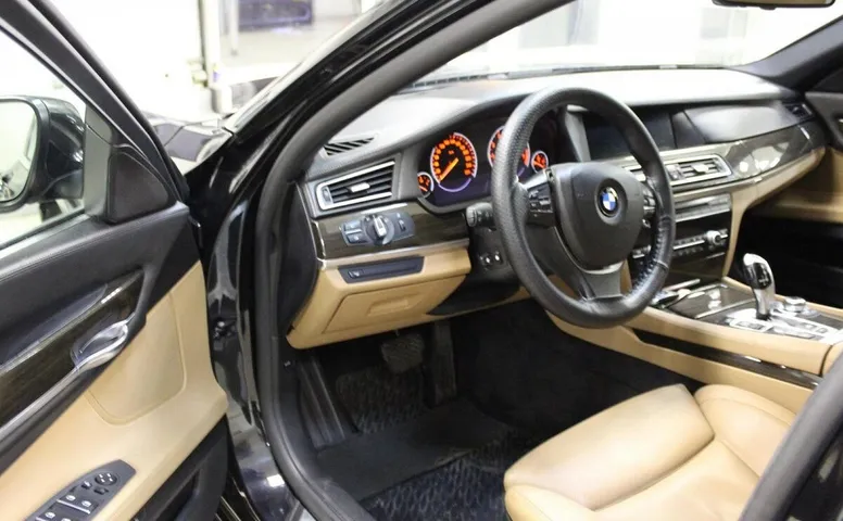 BMW 7 серия, V