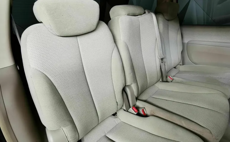 Kia Carnival 2.7 AT (186 л.с.) Красный