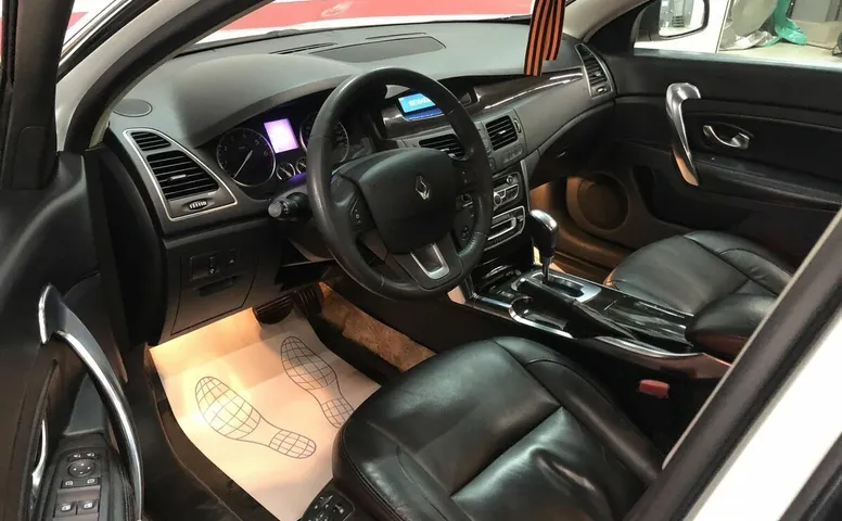 Renault LATITUDE 2.0 CVT (139 л.с.)