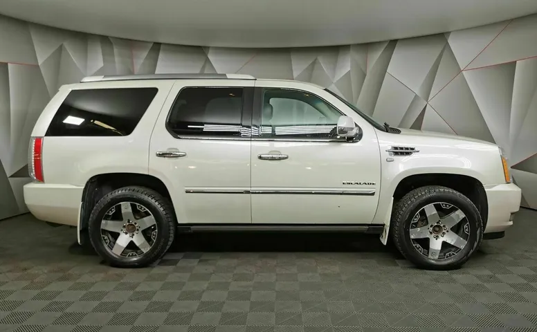Cadillac Escalade 6.2 V8 АТ 4WD ESV (409 л.с.) Luxury ESV Белый