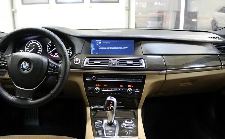 BMW 7 серия, V