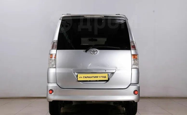 Toyota Voxy, 1 поколение