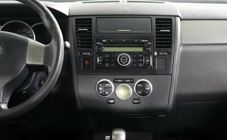 Nissan Tiida I