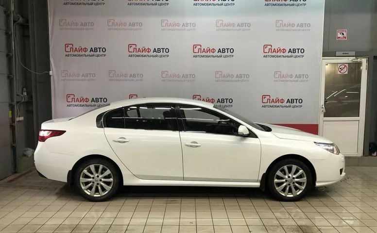 Renault LATITUDE 2.0 CVT (139 л.с.)