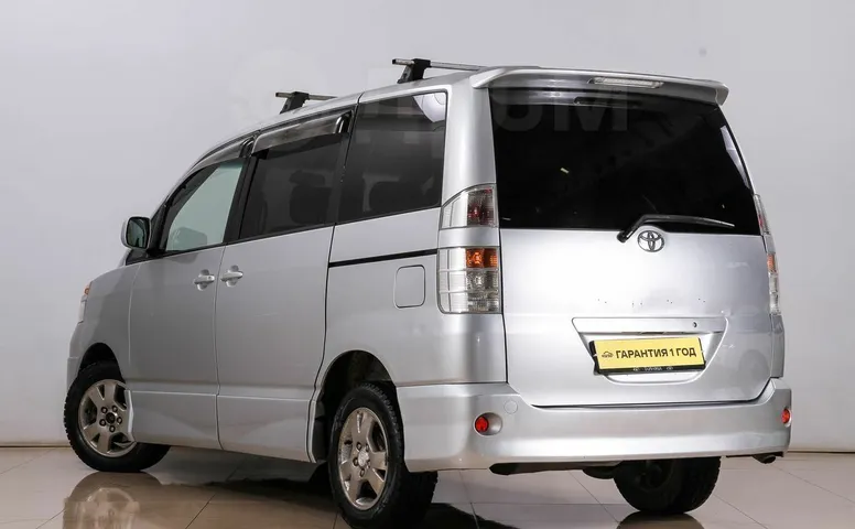Toyota Voxy, 1 поколение