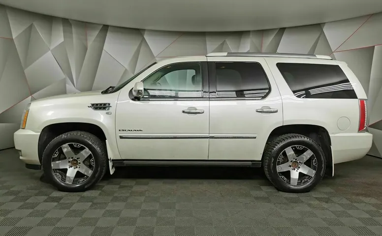 Cadillac Escalade 6.2 V8 АТ 4WD ESV (409 л.с.) Luxury ESV Белый
