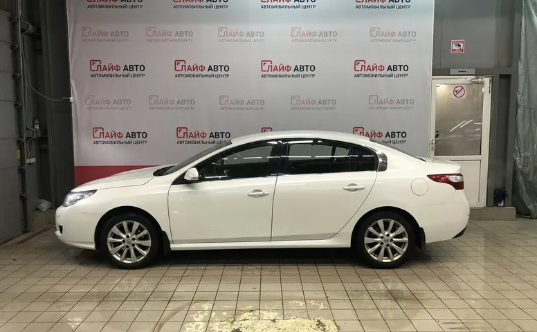 Renault LATITUDE 2.0 CVT (139 л.с.)