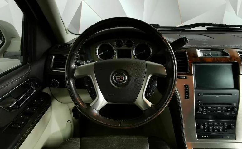 Cadillac Escalade 6.2 V8 АТ 4WD ESV (409 л.с.) Luxury ESV Белый