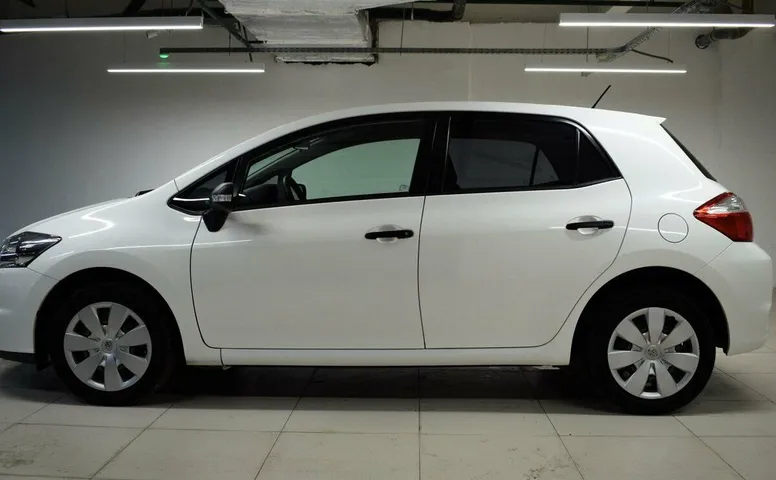 Toyota auris i рестайлинг