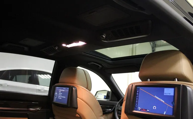 BMW 7 серия, V