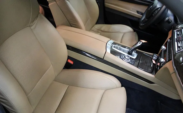 BMW 7 серия, V