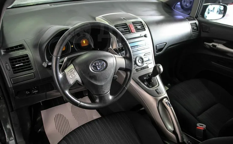 Toyota Auris, 1 поколение