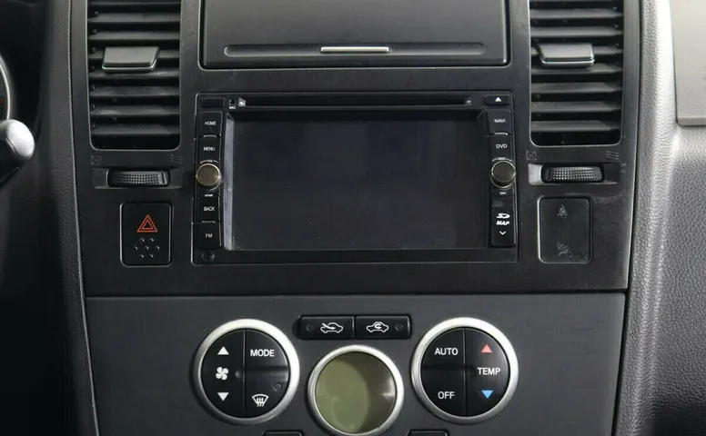 Nissan Tiida I