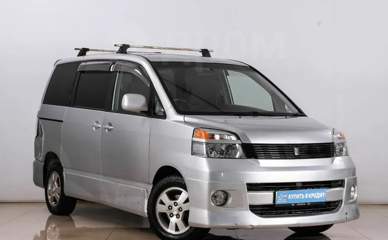 Toyota Voxy, 1 поколение