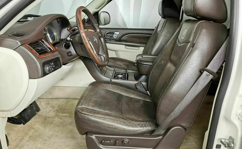 Cadillac Escalade 6.2 V8 АТ 4WD ESV (409 л.с.) Luxury ESV Белый