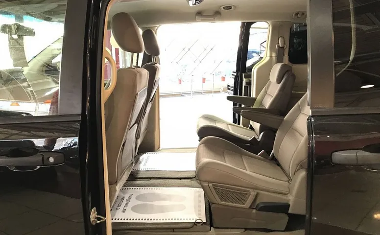 Chrysler Town & Country V