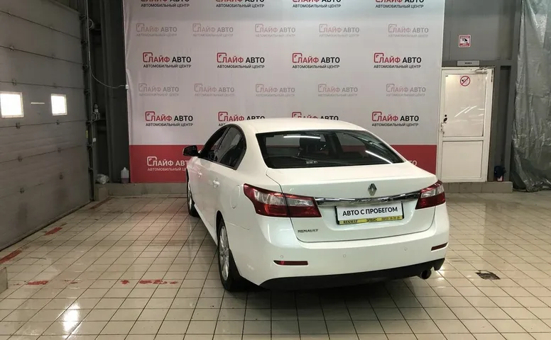 Renault LATITUDE 2.0 CVT (139 л.с.)