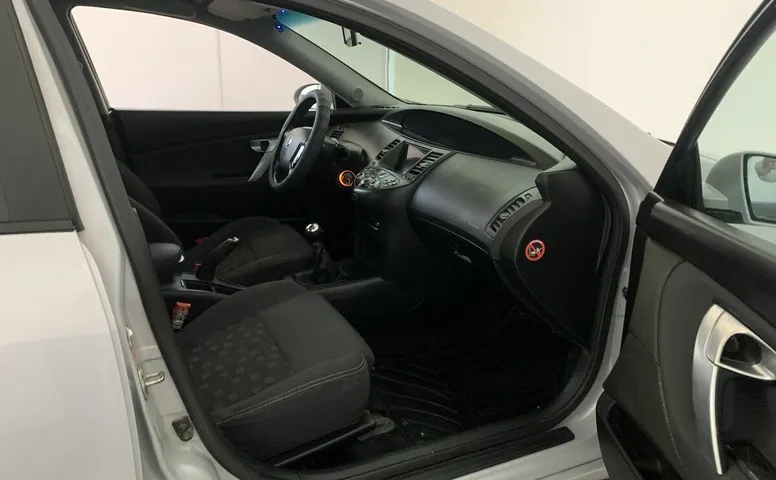 Nissan PRIMERA 1.6 MT (109 л.с.)