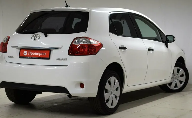 Toyota auris i рестайлинг