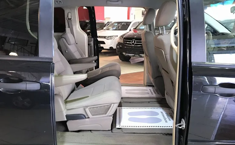 Chrysler Town & Country V