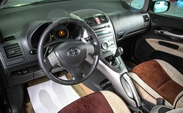 Toyota Auris, 1 поколение
