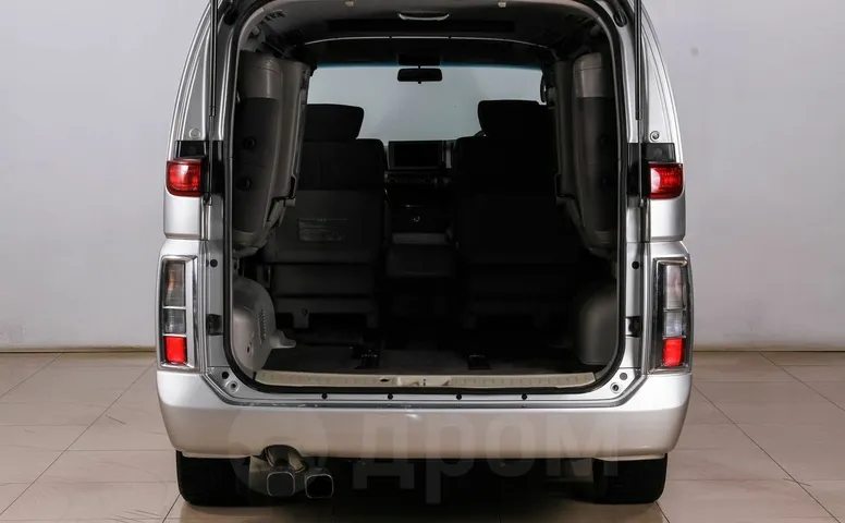 Nissan Elgrand, 2 поколение