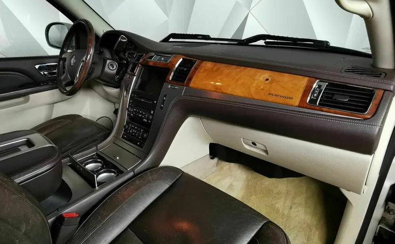 Cadillac Escalade 6.2 V8 АТ 4WD ESV (409 л.с.) Luxury ESV Белый