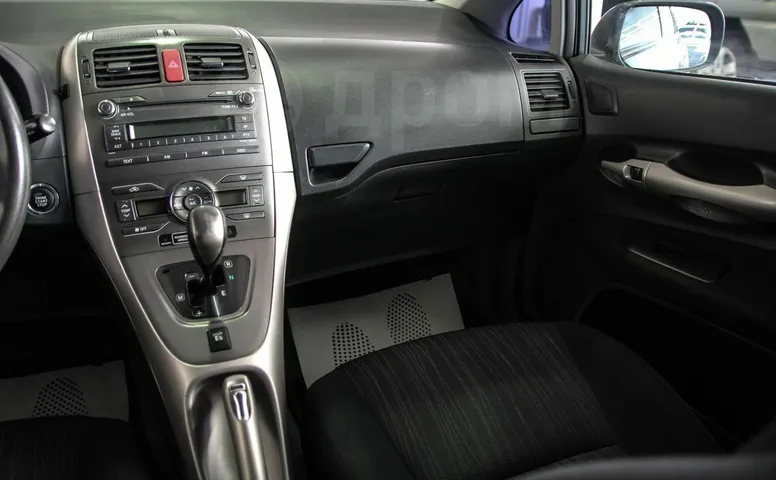 Toyota Auris, 1 поколение