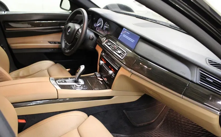 BMW 7 серия, V