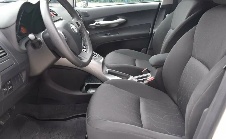 Toyota auris i рестайлинг