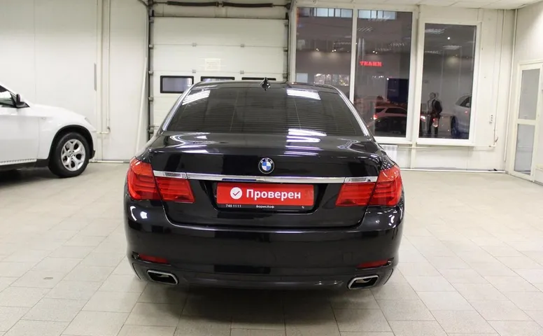 BMW 7 серия, V