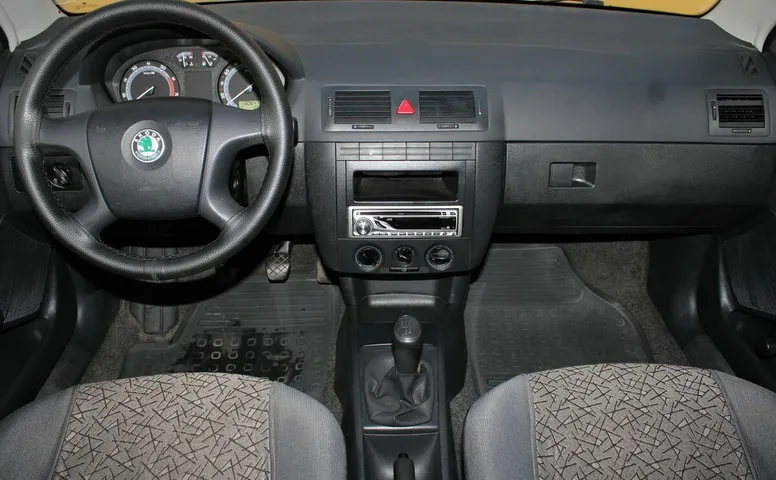 Skoda FABIA 1.2 MT (64 л.с.)