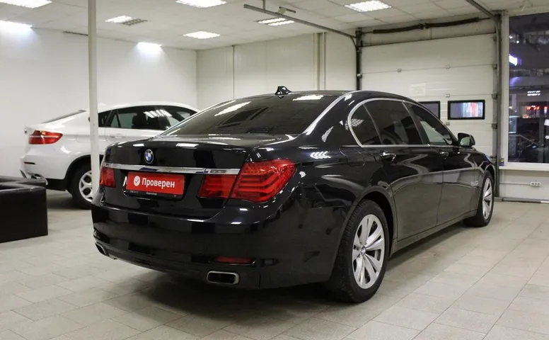 BMW 7 серия, V
