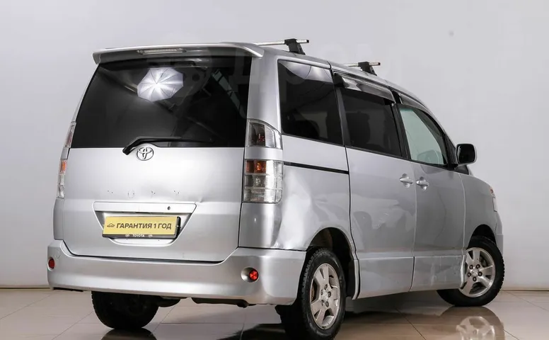 Toyota Voxy, 1 поколение