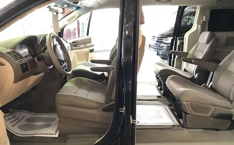 Chrysler Town & Country V