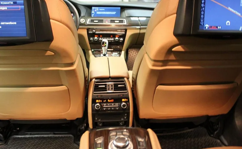BMW 7 серия, V