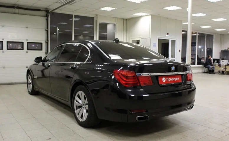 BMW 7 серия, V