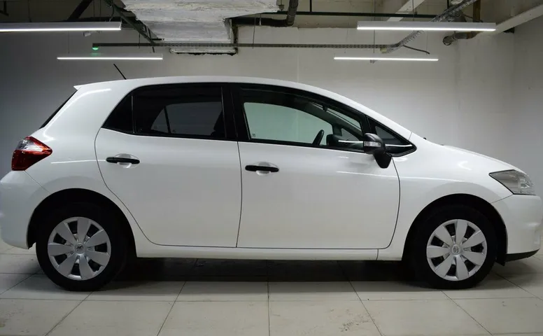 Toyota auris i рестайлинг