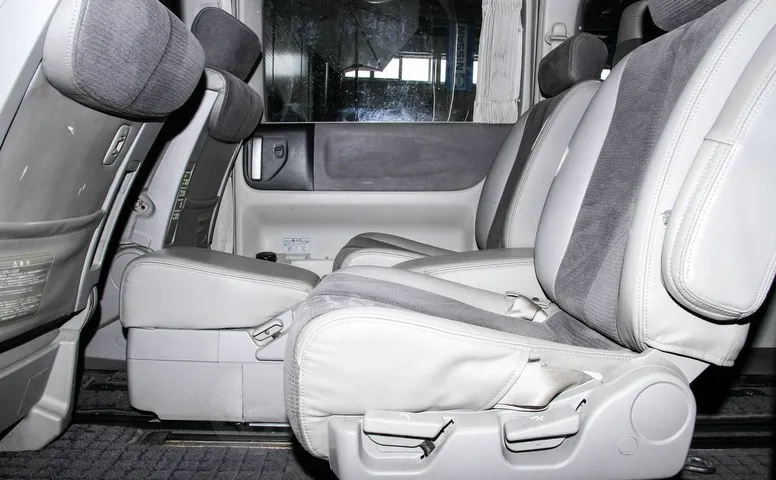 Nissan Elgrand, 2 поколение
