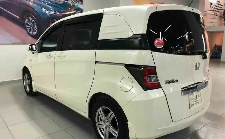 Honda freed spike i