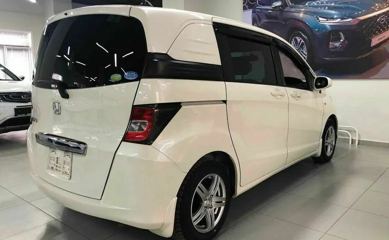 Honda freed spike i