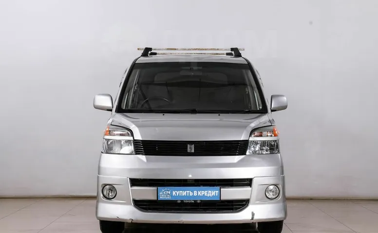 Toyota Voxy, 1 поколение